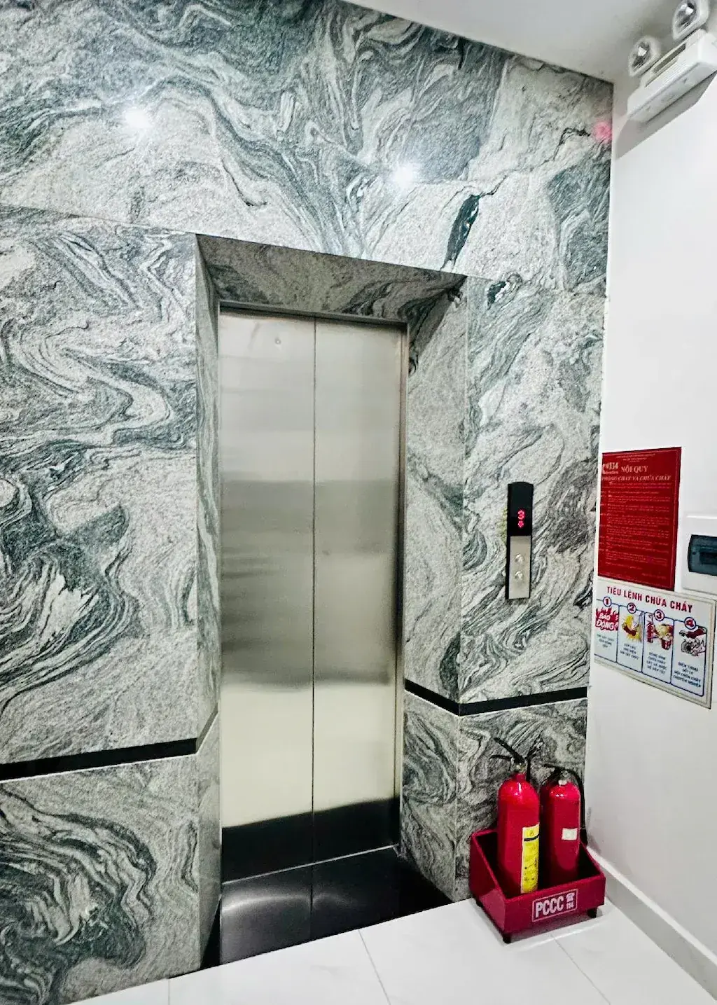 Thang máy hiện đại